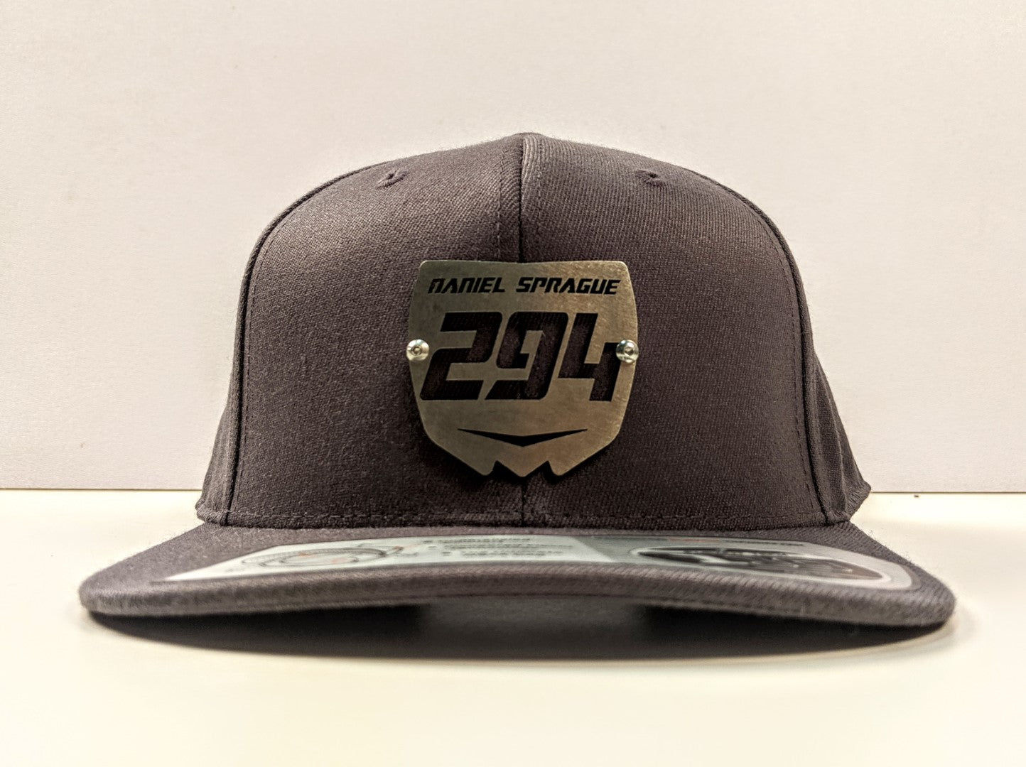 Gorra con número de motocross, ala plana, gris oscuro